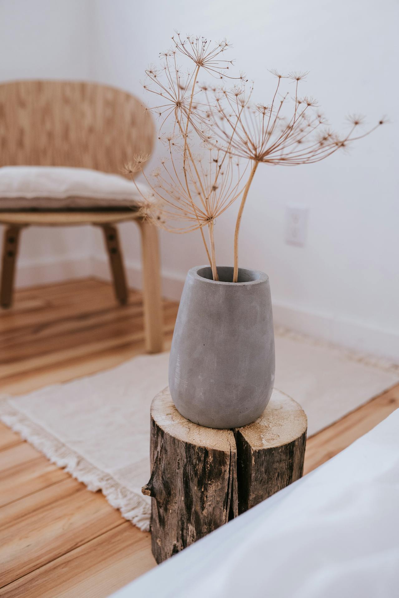 Wnętrze mieszkalne wykończone naturalnym drewnem i tkaninami